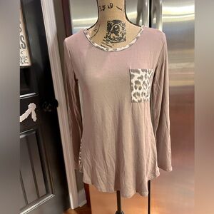 👍 Light Brown And Leopard Top Size Small